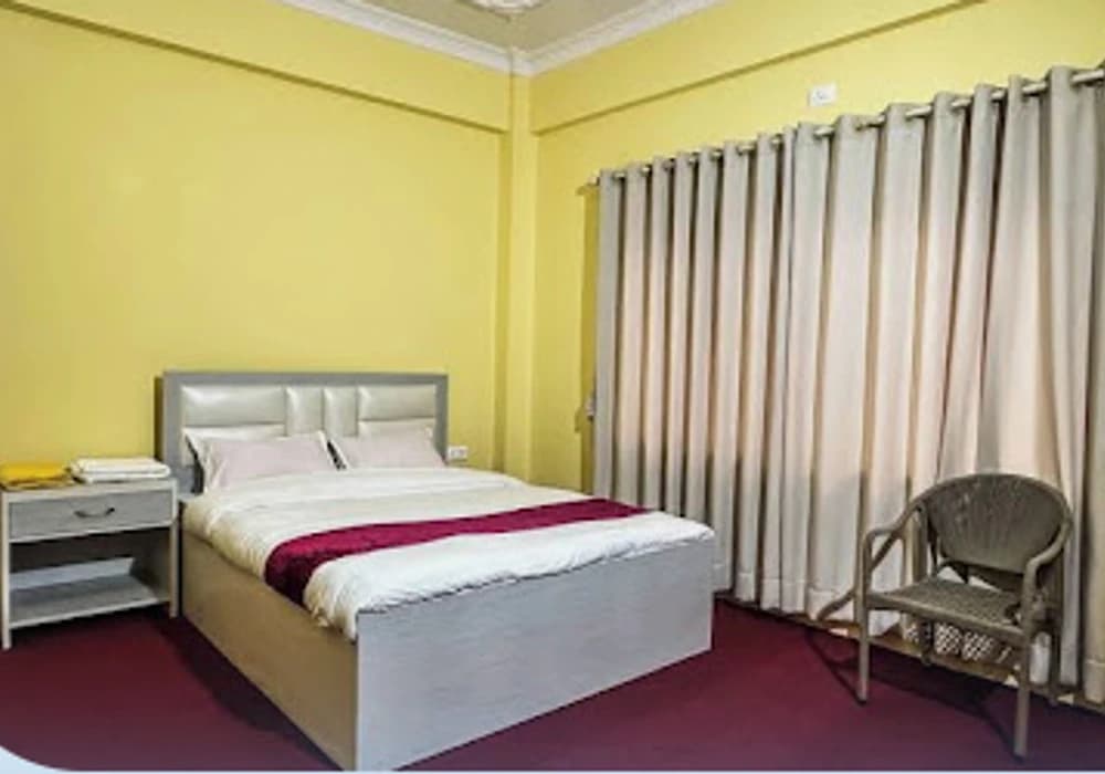Comfortable double room with window view and study desk